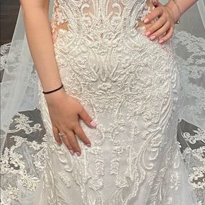 Never worn womens wedding dress!! Never worn. Size 6. Perfect condition.